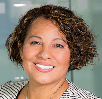 Claire Ashford, chefe de compliance numa empresa de regulação financeira, retrato